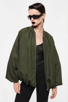 bomber jacket oversize con zip colore militare con maniche balloon indossato da modella in occhiali da sole