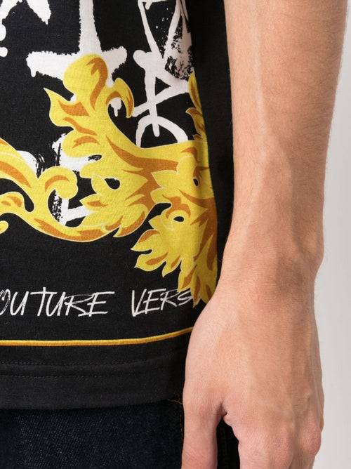 T-SHIRT NERO CON SCRITTA E FANTASIA BAROCCA VERSACE JEANS COUTURE